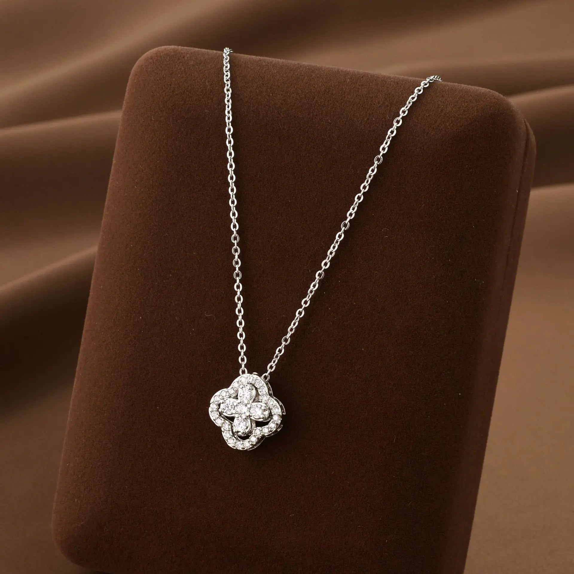 Classic Titanium Steel Lucky Clover Flower Pendant Necklace for Women Exquisite Luxury Fashion Clavicle Chain Necklace Jewelry
