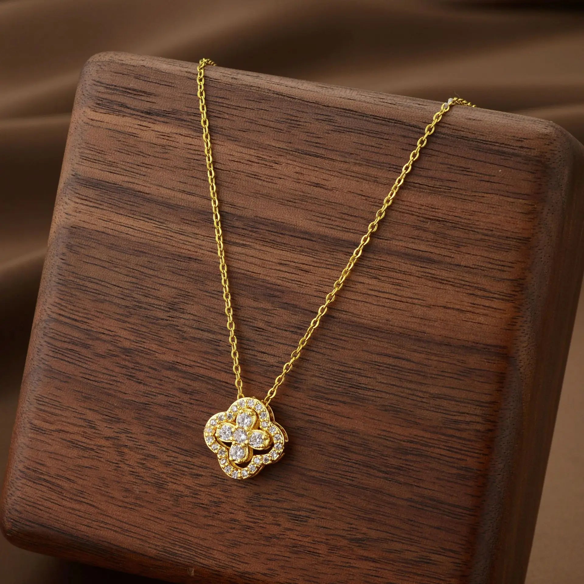 Classic Titanium Steel Lucky Clover Flower Pendant Necklace for Women Exquisite Luxury Fashion Clavicle Chain Necklace Jewelry