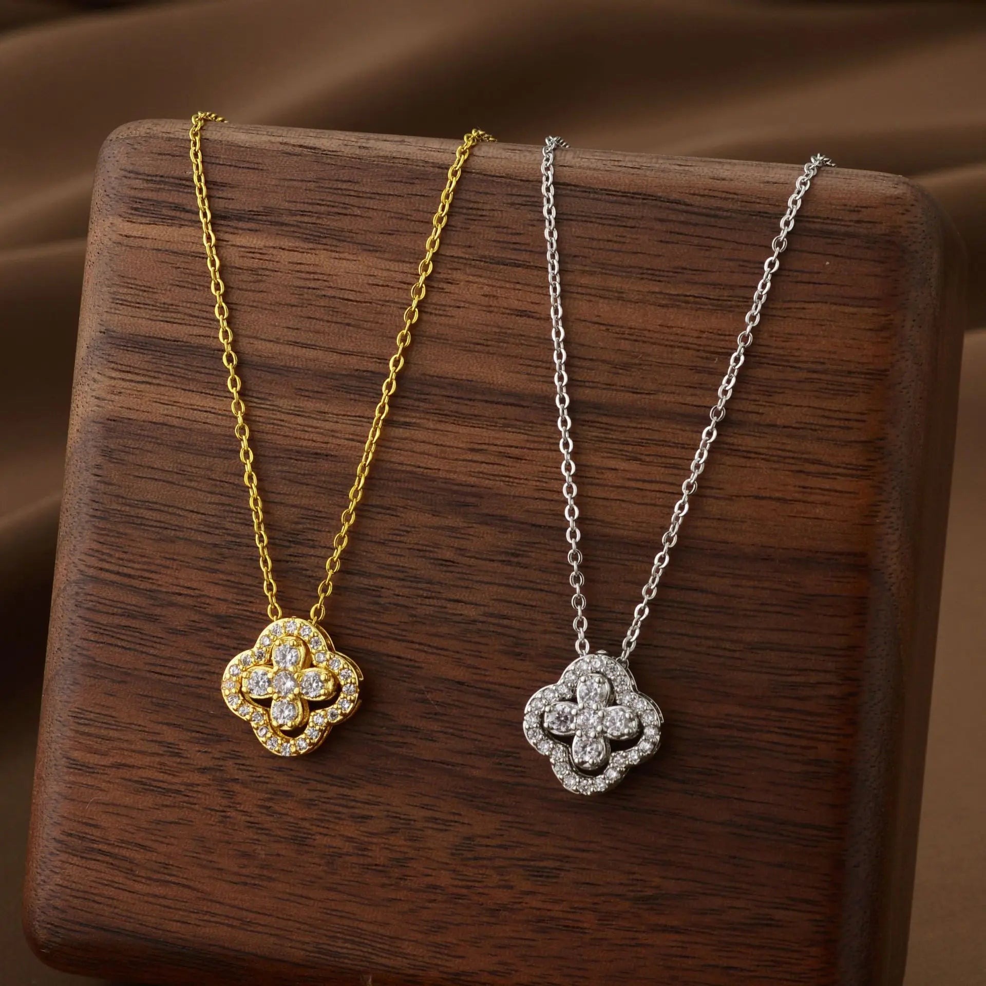 Classic Titanium Steel Lucky Clover Flower Pendant Necklace for Women Exquisite Luxury Fashion Clavicle Chain Necklace Jewelry