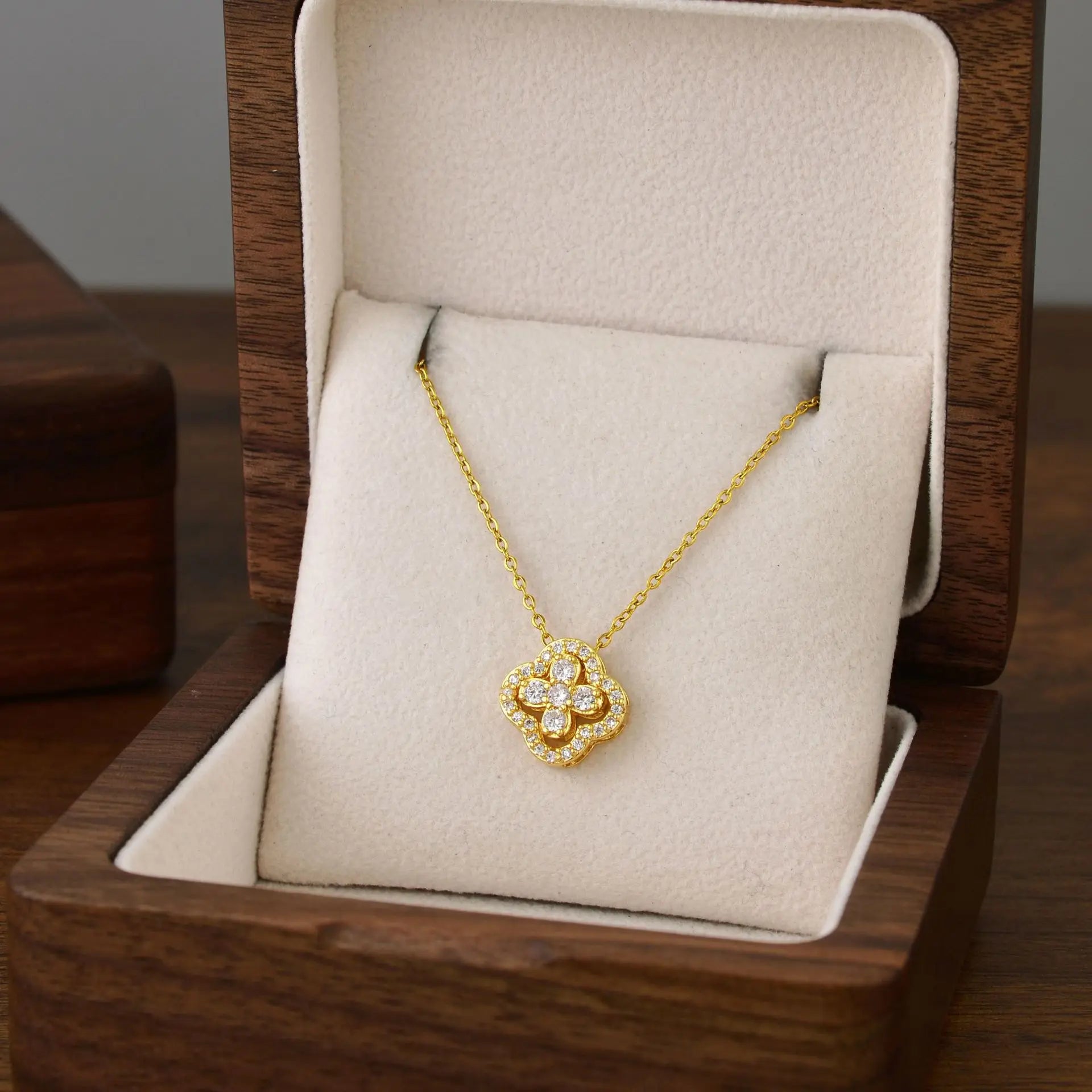 Classic Titanium Steel Lucky Clover Flower Pendant Necklace for Women Exquisite Luxury Fashion Clavicle Chain Necklace Jewelry